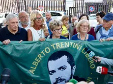 Una manifestazione per la liberazione di Trentini con la mamma Armanda (al centro), don Ciotti e i genitori di Giulio Regeni