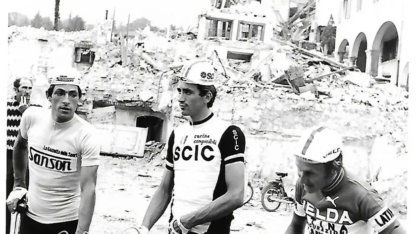 Il Giro d'Italia e l'omaggio al Friuli terremotato da MOser Baronchelli e Pollentier.