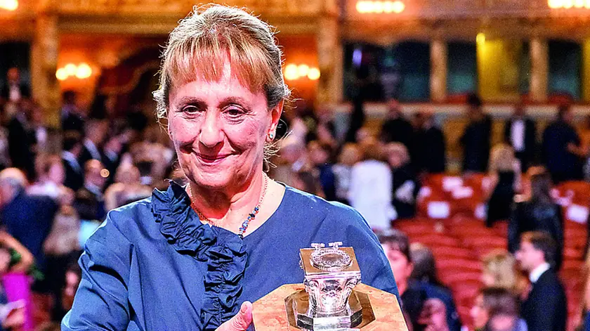 Wanda Marasco con il premio Campiello sul palco del Gran Teatro La Fenice di Venezia: è lei la vincitrice della 63a edizione