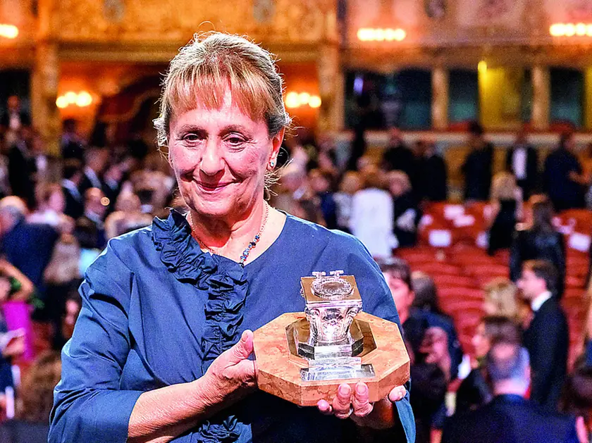 Wanda Marasco con il premio Campiello sul palco del Gran Teatro La Fenice di Venezia: è lei la vincitrice della 63a edizione