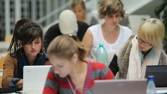 In Italia le donne sono più brave a scuola e all'Università, ma nel lavoro sono gli uomini i privilegiati