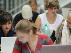 In Italia le donne sono più brave a scuola e all'Università, ma nel lavoro sono gli uomini i privilegiati