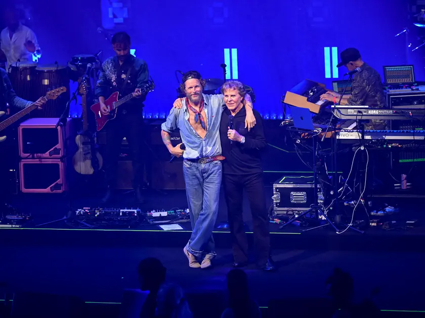 Renzo Rosso e Jovanotti sul palco alla festa dell'imprenditore Veneto