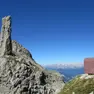 Il bivacco Dalla Bernardina, di fronte alla Gusela