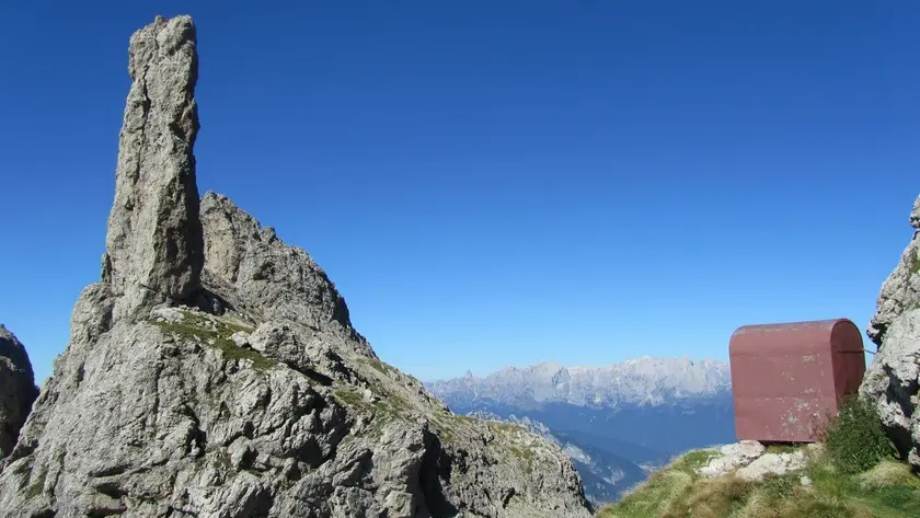 Il bivacco Dalla Bernardina, di fronte alla Gusela