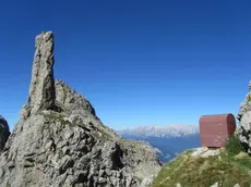 Il bivacco Dalla Bernardina, di fronte alla Gusela