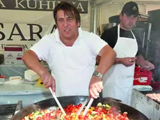 Al lavoro negli stand di Gusti di Frontiera, in una delle edizioni passate. Foto Bumbaca