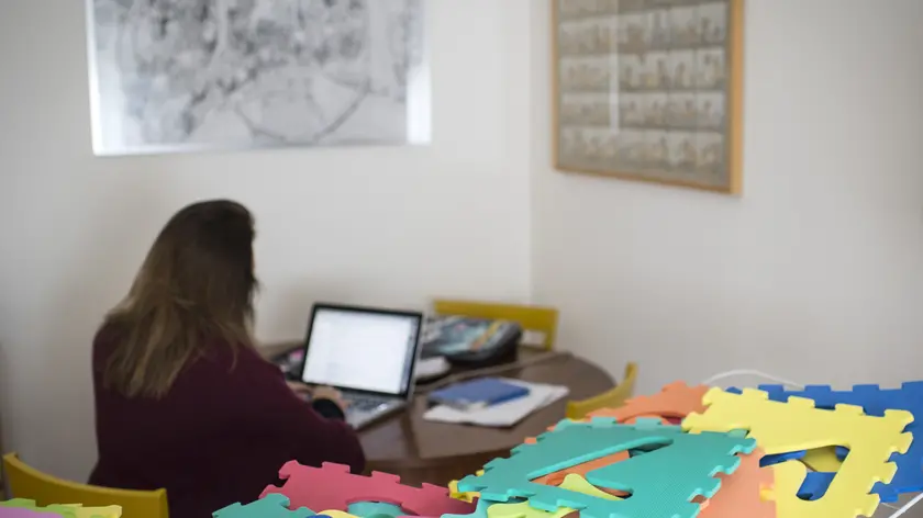 Una mamma lavoratrice in smart working: Bankitalia ci ha dedicato uno studio