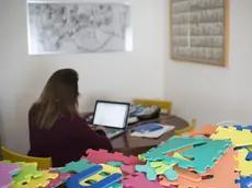 Una mamma lavoratrice in smart working: Bankitalia ci ha dedicato uno studio