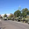 Mezzi militari schierati a Belgrado per una parata