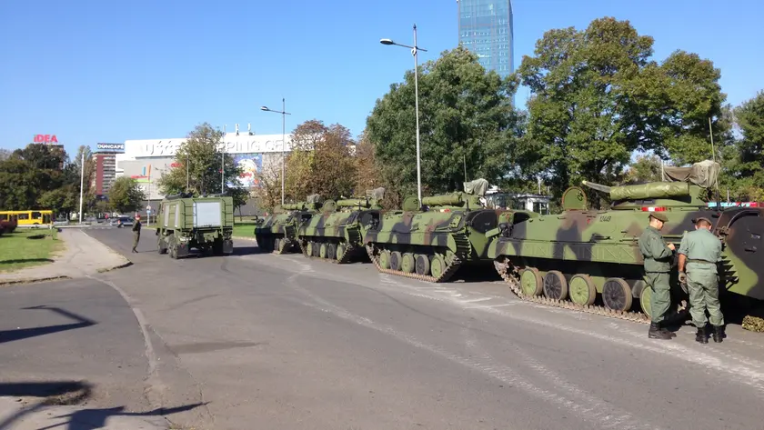 Mezzi militari schierati a Belgrado per una parata