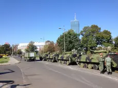 Mezzi militari schierati a Belgrado per una parata