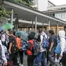 Studenti all'ingresso di una scuola