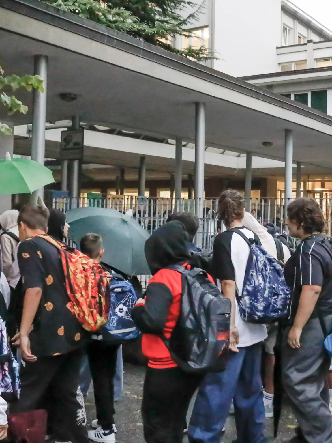 Studenti all'ingresso di una scuola