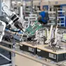 Un robot RoBee, prodotto dalla lombarda Oversonic, al lavoro nell’azienda veronese Exor International