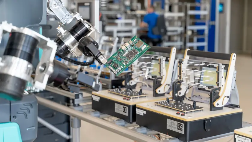 Un robot RoBee, prodotto dalla lombarda Oversonic, al lavoro nell’azienda veronese Exor International