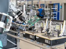Un robot RoBee, prodotto dalla lombarda Oversonic, al lavoro nell’azienda veronese Exor International