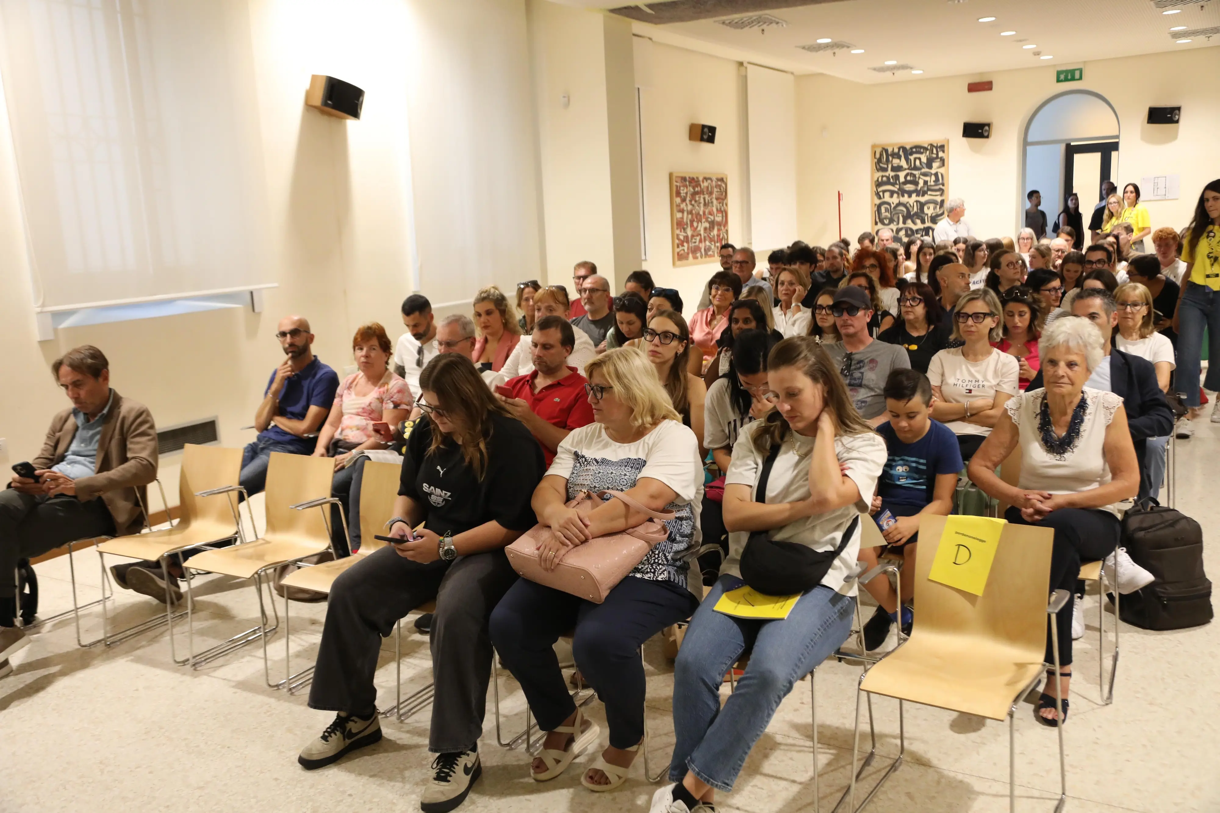 La sala della biblioteca civica di Pordenone