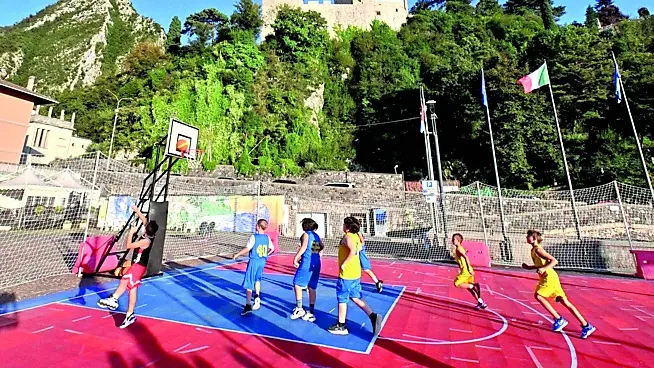 Ragazzi giocano a basket in piazza del Ferro a Gemona ©Foto Petrussi