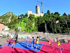 Ragazzi giocano a basket in piazza del Ferro a Gemona ©Foto Petrussi