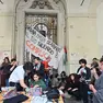Un gruppo di studenti Pro Palestina, aderenti alle proteste nelle sedi universitarie di Torino per chiedere la rescissione degli accordi tra ateneo e università e istituzioni israeliane, si è incatenato davanti al rettorato