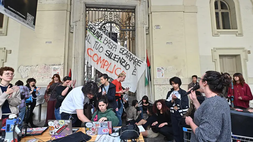 Un gruppo di studenti Pro Palestina, aderenti alle proteste nelle sedi universitarie di Torino per chiedere la rescissione degli accordi tra ateneo e università e istituzioni israeliane, si è incatenato davanti al rettorato
