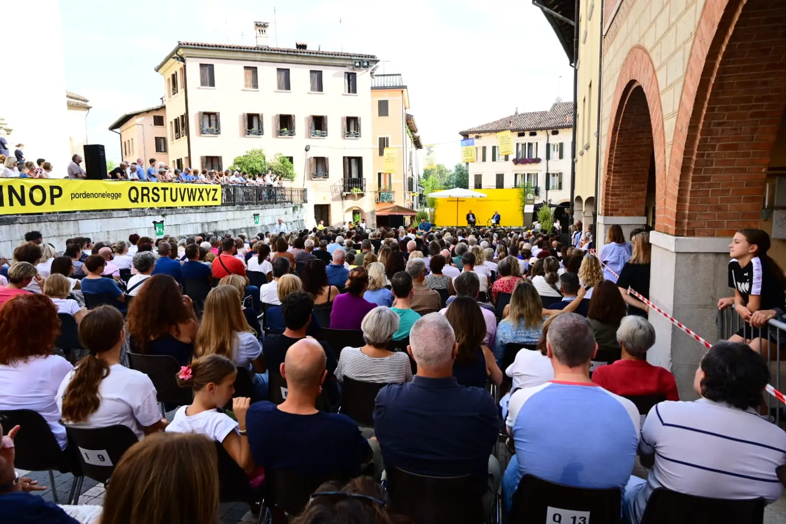 Il pubblico in piazza per l'evento