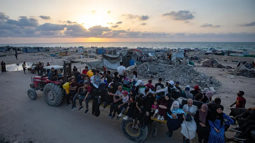 Palestinesi fuggono dalla Striscia nella zona sud di Gaza City
