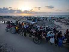 Palestinesi fuggono dalla Striscia nella zona sud di Gaza City