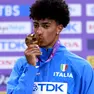 Mattia Furlani bacia la sua medaglia d'oro
