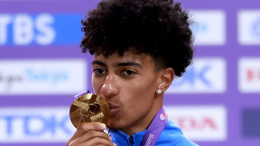 Mattia Furlani bacia la sua medaglia d'oro