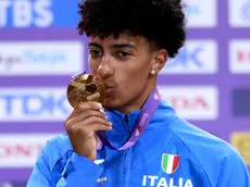 Mattia Furlani bacia la sua medaglia d'oro