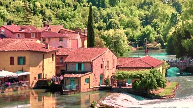 Una veduta panoramica di Borghetto sul Mincio (foto Elisabetta Perrone)