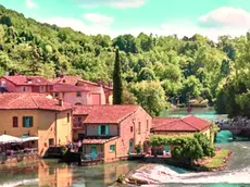 Una veduta panoramica di Borghetto sul Mincio (foto Elisabetta Perrone)