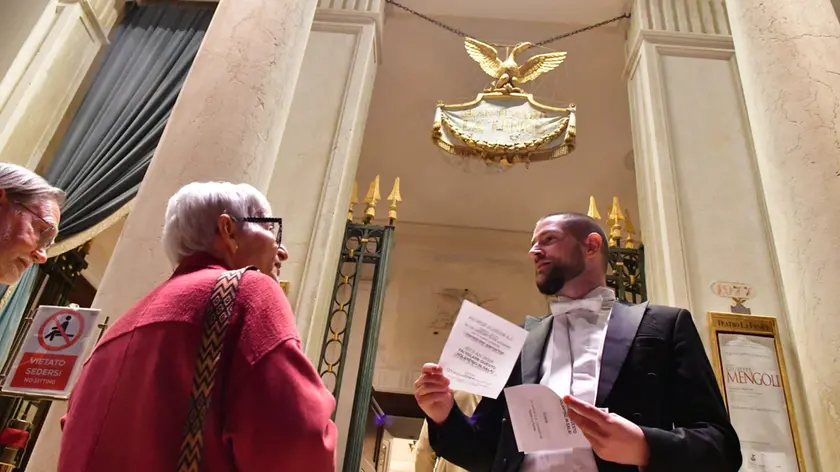 Gli orchestrali della Fenice distribuiscono volantini di protesta