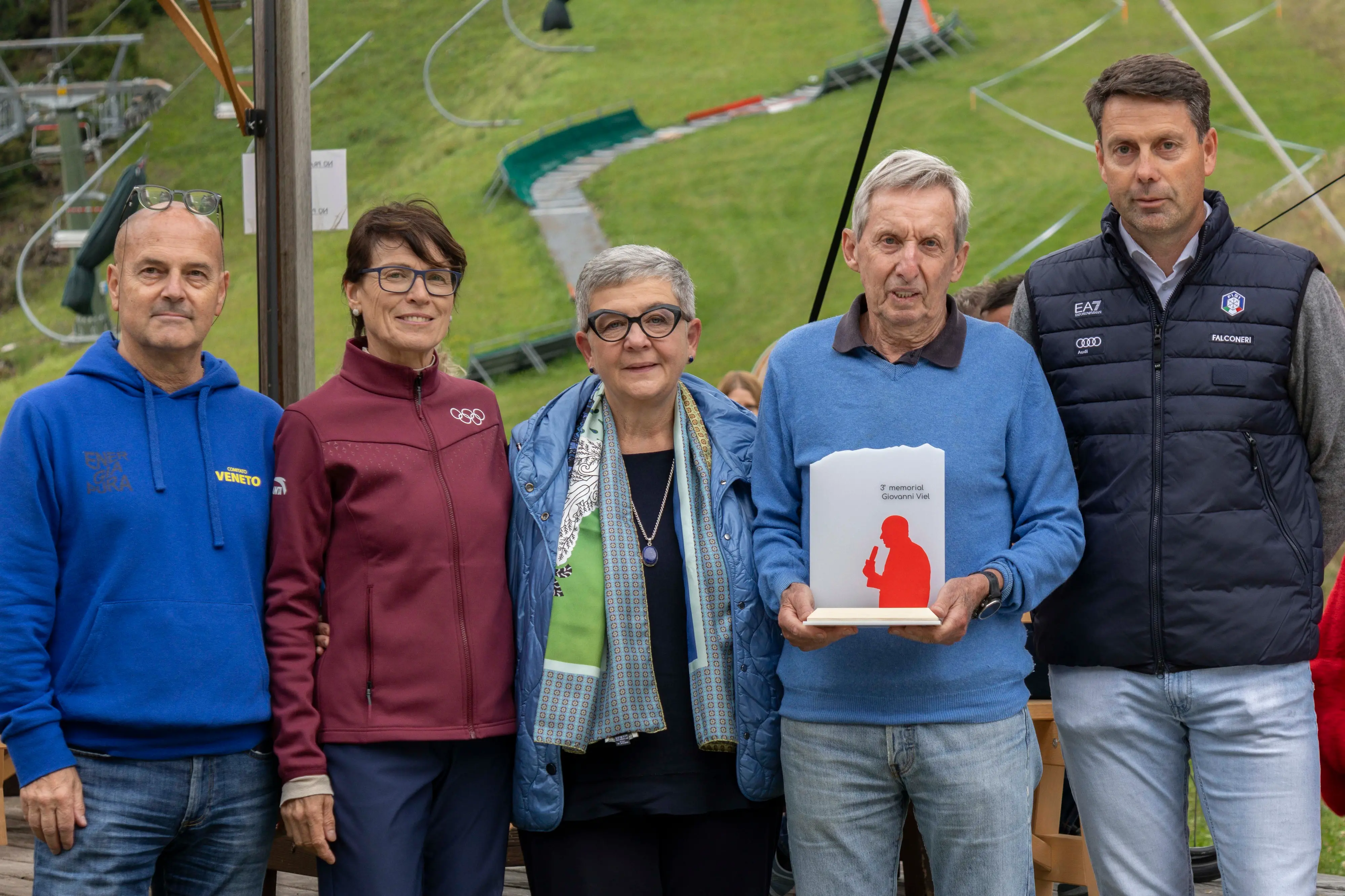 Dario D’Incal mentre riceve il premio Fisi intitolato a Giovanni Viel dalla moglie e dall’ex azzurra Manuela Di Centa