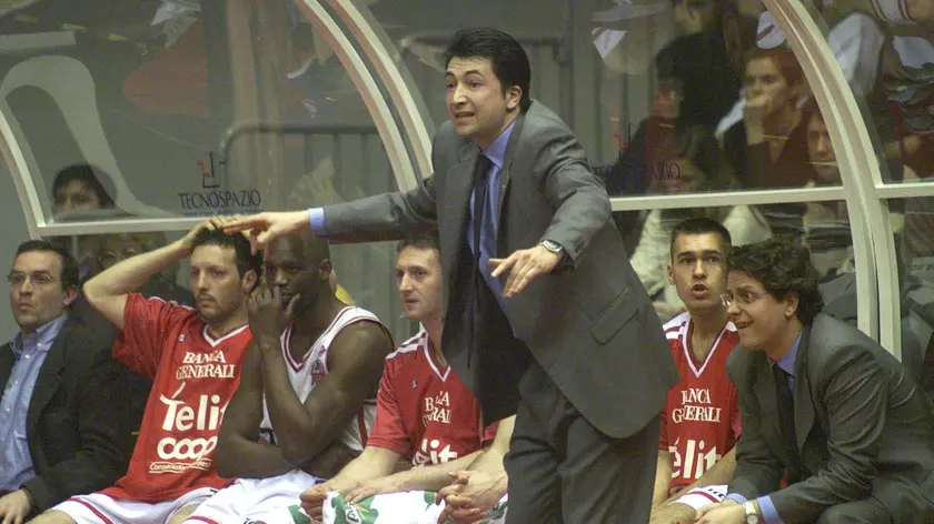 Il neo-ct dell'Italbasket Luca Banchi, qui ai inizio Duemila come coach della Telit Trieste