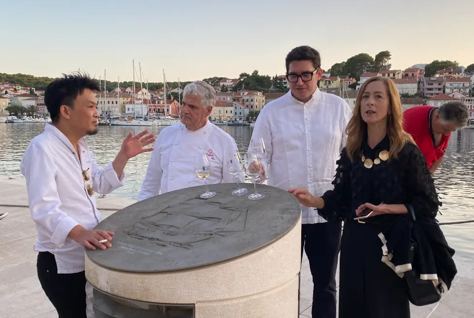 Ros, Danelli e Michela Berto con lo chef giapponese Ipei Imura
