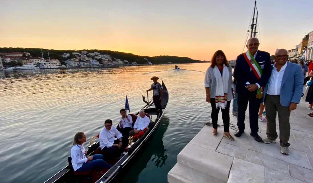La gondola di Andrea Balbi sul molo di Lussino con Ingrid Badurina, Aldo Reato e Vittorio Baroni