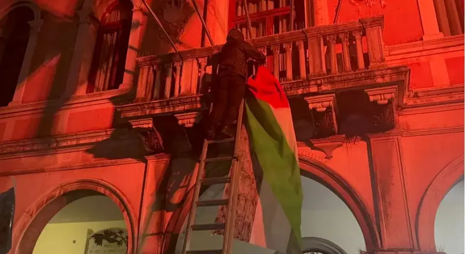 Centinaia di persone sono scese in piazza e hanno sfilato per le città del Nordest in segno di solidarietà della Global Sumud Flotilla, bloccata in acque internazionali mentre cercava di portare cibo e aiuti umanitari a Gaza. Ecco le immagini delle piazze e dei presidi davanti agli ospedali a Udine, Trieste, Padova, Venezia e Treviso