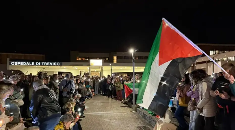 Centinaia di persone sono scese in piazza e hanno sfilato per le città del Nordest in segno di solidarietà della Global Sumud Flotilla, bloccata in acque internazionali mentre cercava di portare cibo e aiuti umanitari a Gaza. Ecco le immagini delle piazze e dei presidi davanti agli ospedali a Udine, Trieste, Padova, Venezia e Treviso