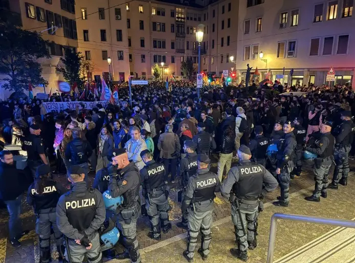 Centinaia di persone sono scese in piazza e hanno sfilato per le città del Nordest in segno di solidarietà della Global Sumud Flotilla, bloccata in acque internazionali mentre cercava di portare cibo e aiuti umanitari a Gaza. Ecco le immagini delle piazze e dei presidi davanti agli ospedali a Udine, Trieste, Padova, Venezia e Treviso