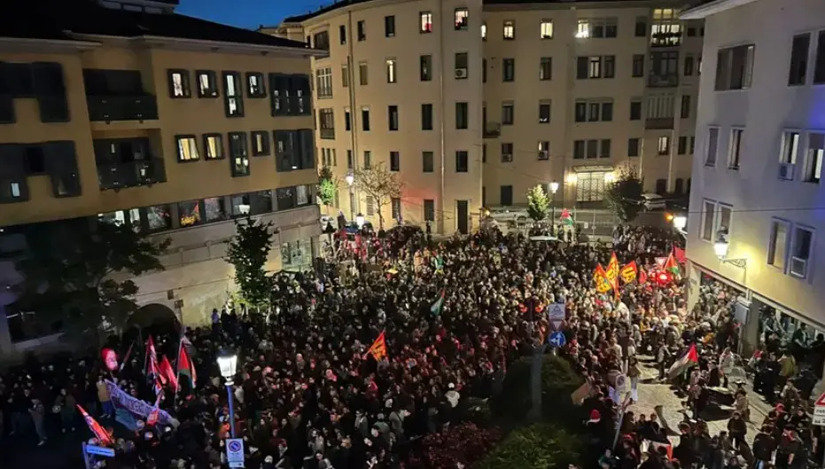 Centinaia di persone sono scese in piazza e hanno sfilato per le città del Nordest in segno di solidarietà della Global Sumud Flotilla, bloccata in acque internazionali mentre cercava di portare cibo e aiuti umanitari a Gaza. Ecco le immagini delle piazze e dei presidi davanti agli ospedali a Udine, Trieste, Padova, Venezia e Treviso