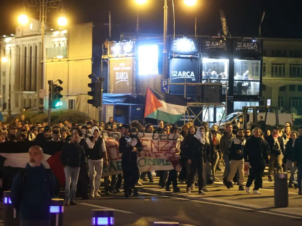 Centinaia di persone sono scese in piazza e hanno sfilato per le città del Nordest in segno di solidarietà della Global Sumud Flotilla, bloccata in acque internazionali mentre cercava di portare cibo e aiuti umanitari a Gaza. Ecco le immagini delle piazze e dei presidi davanti agli ospedali a Udine, Trieste, Padova, Venezia e Treviso