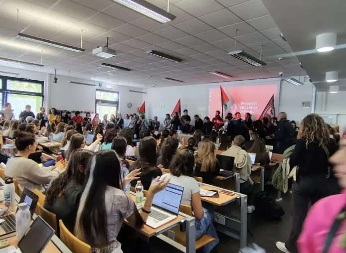 Centinaia di persone sono scese in piazza e hanno sfilato per le città del Nordest in segno di solidarietà della Global Sumud Flotilla, bloccata in acque internazionali mentre cercava di portare cibo e aiuti umanitari a Gaza. Ecco le immagini delle piazze e dei presidi davanti agli ospedali a Udine, Trieste, Padova, Venezia e Treviso