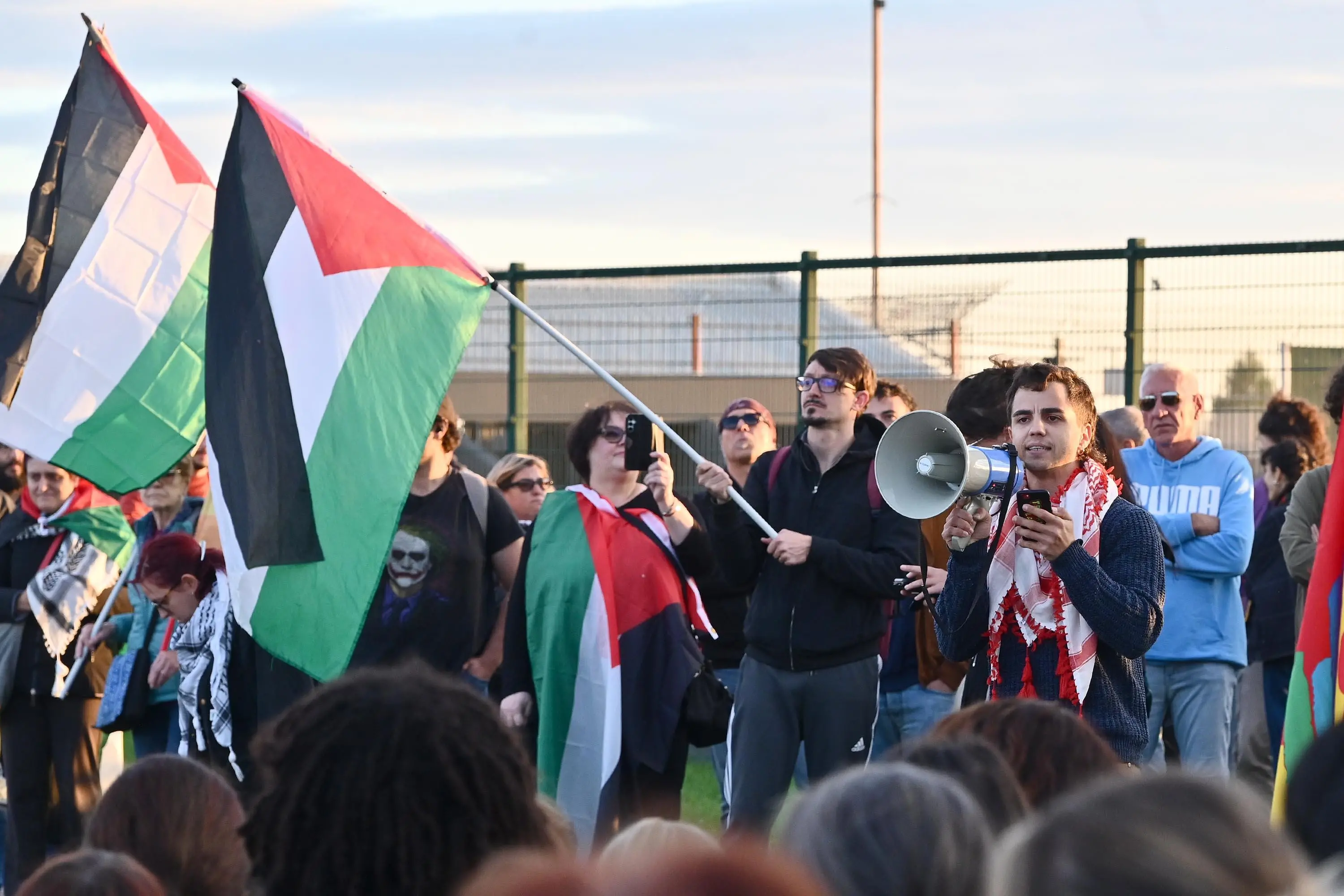 Centinaia di persone sono scese in piazza e hanno sfilato per le città del Nordest in segno di solidarietà della Global Sumud Flotilla, bloccata in acque internazionali mentre cercava di portare cibo e aiuti umanitari a Gaza. Ecco le immagini delle piazze e dei presidi davanti agli ospedali a Udine, Trieste, Padova, Venezia e Treviso