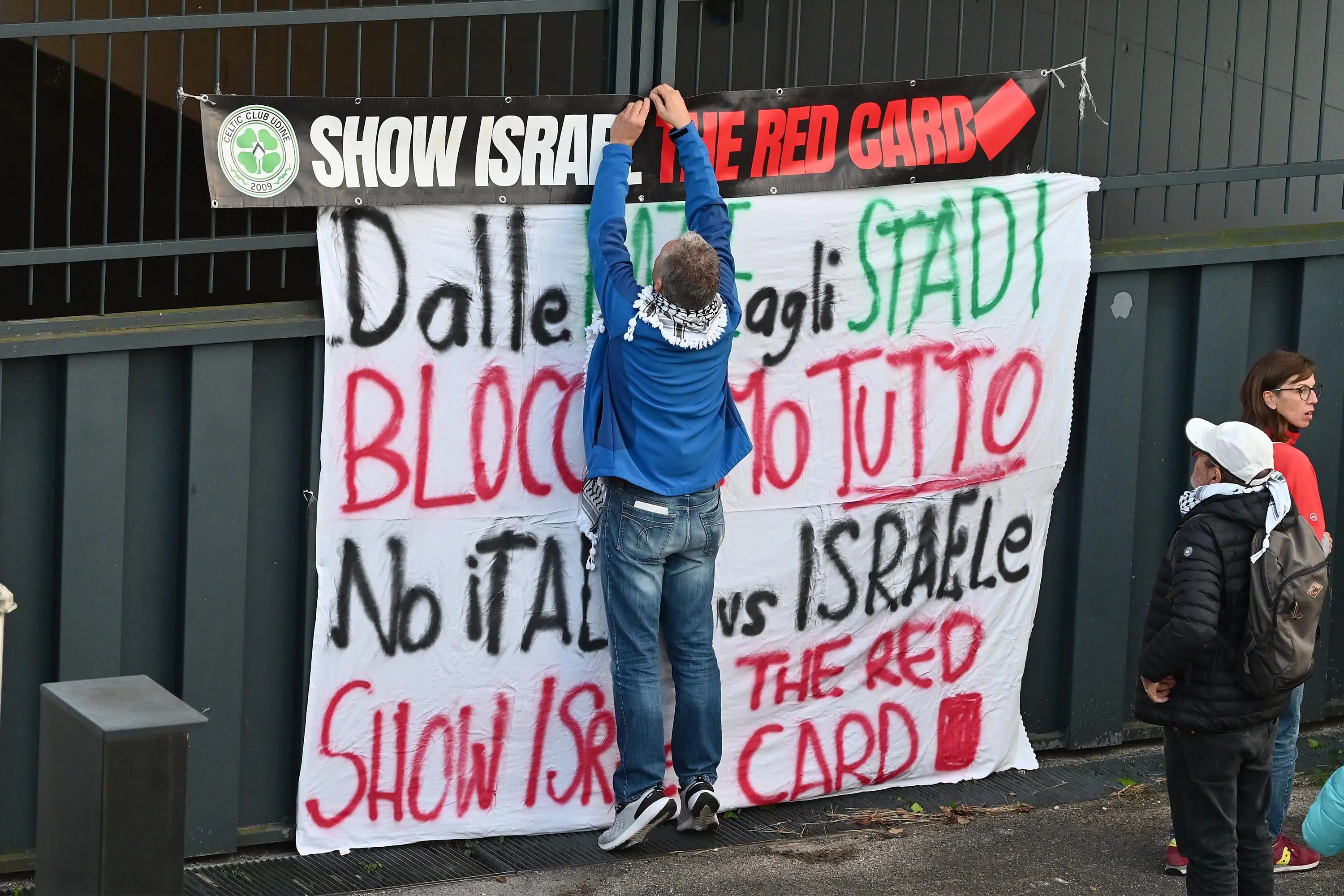 Centinaia di persone sono scese in piazza e hanno sfilato per le città del Nordest in segno di solidarietà della Global Sumud Flotilla, bloccata in acque internazionali mentre cercava di portare cibo e aiuti umanitari a Gaza. Ecco le immagini delle piazze e dei presidi davanti agli ospedali a Udine, Trieste, Padova, Venezia e Treviso