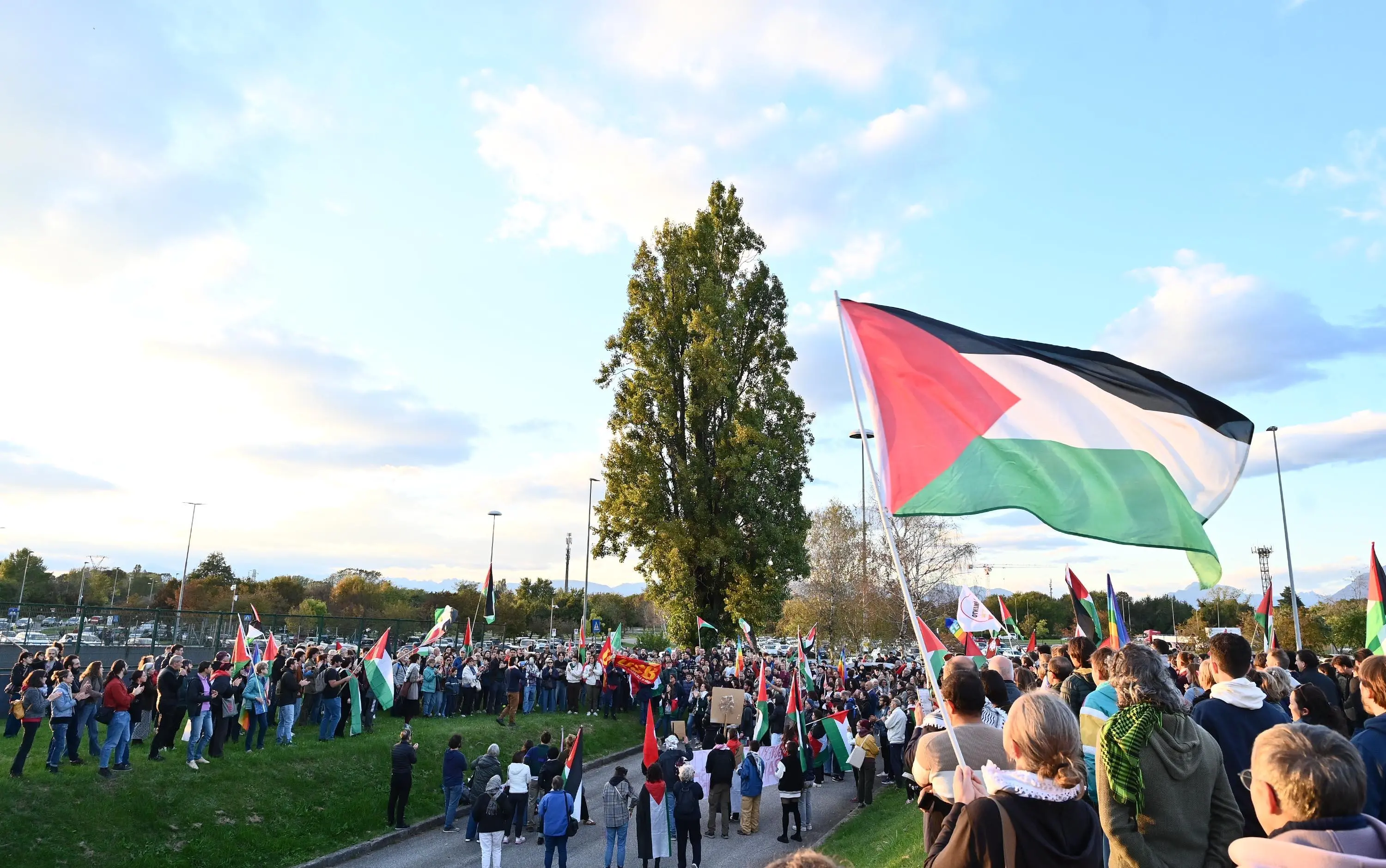 Centinaia di persone sono scese in piazza e hanno sfilato per le città del Nordest in segno di solidarietà della Global Sumud Flotilla, bloccata in acque internazionali mentre cercava di portare cibo e aiuti umanitari a Gaza. Ecco le immagini delle piazze e dei presidi davanti agli ospedali a Udine, Trieste, Padova, Venezia e Treviso