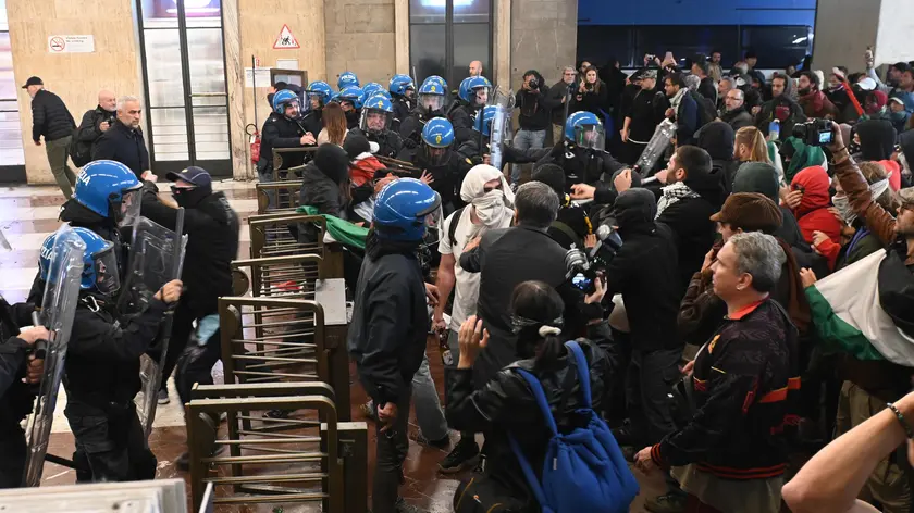 Scontri tra ProPal e polizia in stazione a Firenze