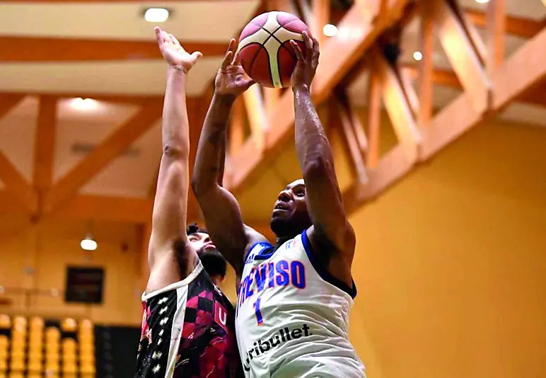 Un’incursione di Joe Ragland durante un test di precampionato. Foto Tvb Treviso